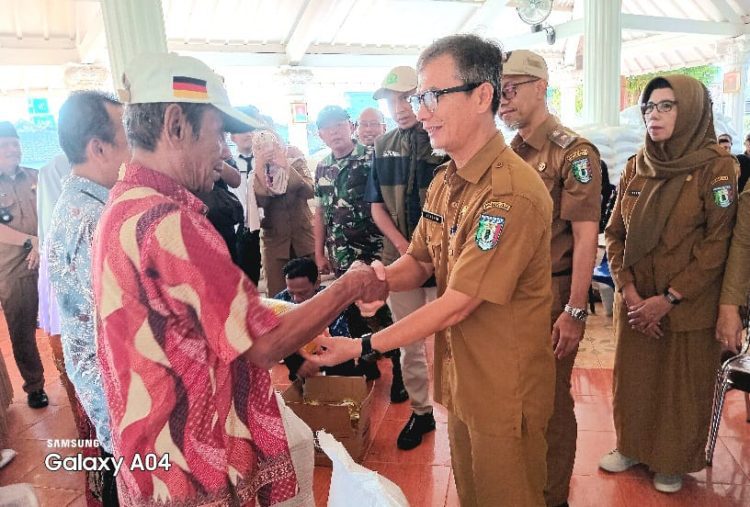 Pemkab Pringsewu Bagikan Cadangan Pangan Pemerintah kepada Masyarakat Wonodadi