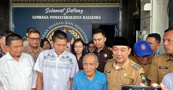 Kakek Mujiran Resmi Ditangguhkan, Keluarga: Alhamdulillah Bisa Kumpul Lagi