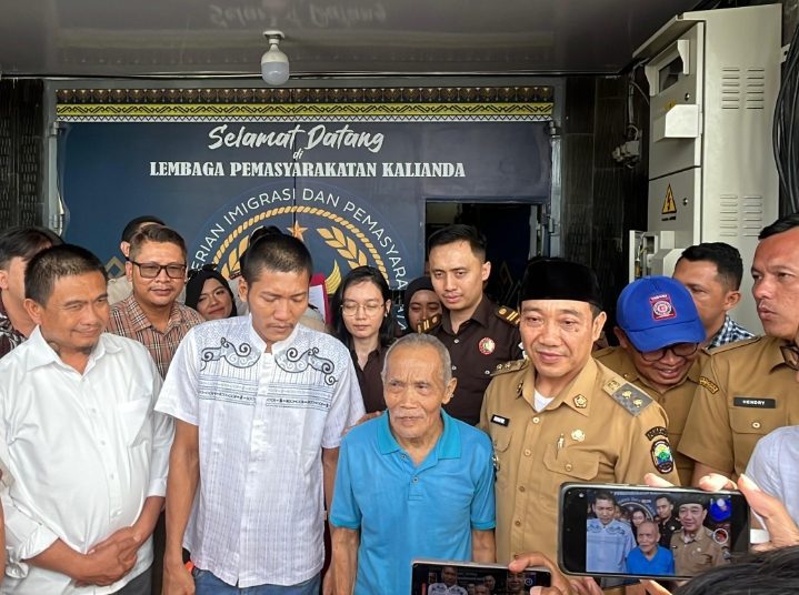 Kakek Mujiran Resmi Ditangguhkan, Keluarga: Alhamdulillah Bisa Kumpul Lagi