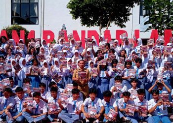 Antusiasme Tinggi, 300 Eksemplar Majalah Pendidikan Dibagikan di SMAN 1 Bandar Lampung