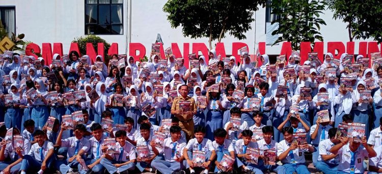 Antusiasme Tinggi, 300 Eksemplar Majalah Pendidikan Dibagikan di SMAN 1 Bandar Lampung