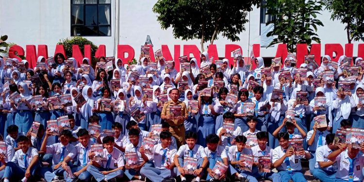 Antusiasme Tinggi, 300 Eksemplar Majalah Pendidikan Dibagikan di SMAN 1 Bandar Lampung