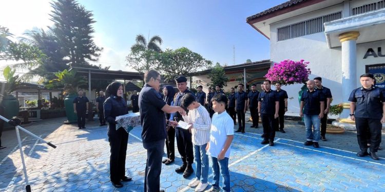 Primkopasindo Lapas Kalianda Serahkan Bantuan Dana Pendidikan kepada Siswa Berprestasi