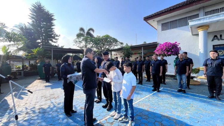 Primkopasindo Lapas Kalianda Serahkan Bantuan Dana Pendidikan kepada Siswa Berprestasi