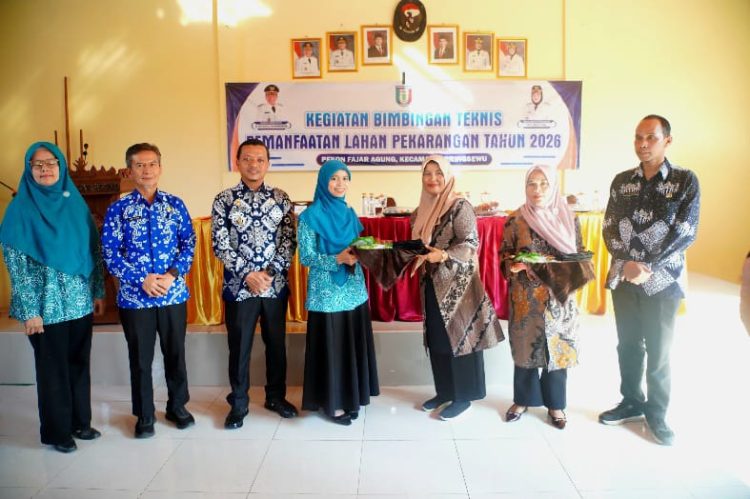 Bupati Pringsewu Serahkan Bantuan KWT, Gerakan Tanam Cabai Resmi Diluncurkan