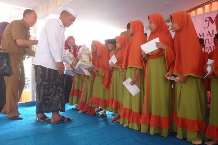 Dukung Pendidikan Anak Yatim, Al Ishlah Bagikan Perlengkapan Sekolah dan Uang Tunai